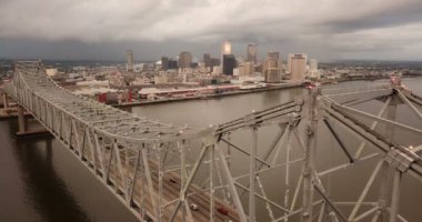 Mississippi Nehri Karayolu Köprüsü güverte üzerinde yükselmiş New Orleans havadan görünümü