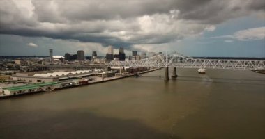 Karayolu Köprüsü güverte ve Mississippi Nehri üzerinde New Orleans havadan görünümü