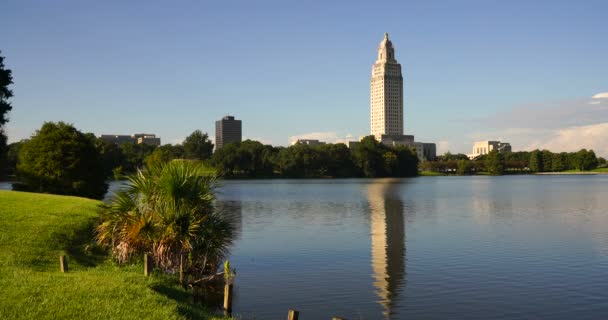 Komposisi Horisontal Daerah Sekitar Capitol Lake Gedung Ibukota Negeri Baton — Stok Video