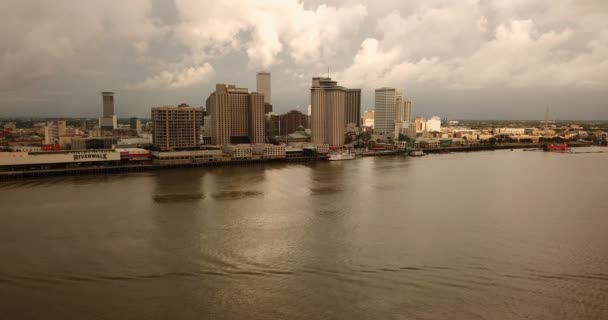 Aérea Nueva Orleans Sobre Río Misisipi Paseo Marítimo Del Centro — Vídeo de stock