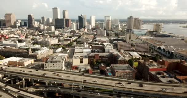 Flygfoto Rusningstrafik Flyttar Längs Interstate Highway Kör Igenom New Orleans — Stockvideo