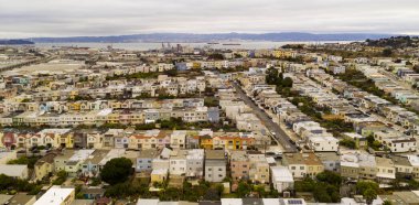 San Francisco Körfezi güneyindeki yanında dizilmiş evleri çok sayıda renk görünür