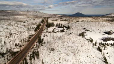 Kışın kar Oregon karayolu 20 siyah Butte Dağı'na başlı etrafında yere kapsar