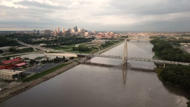 Über Die Missouri River Bridge Architektur Berufsverkehr Kansas Stadt — Stockvideo
