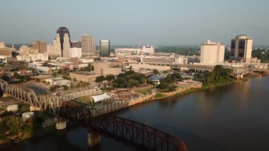 Yukarı kızılırmak ve Shreveport Louisiana üzerinde artan havadan görünümü