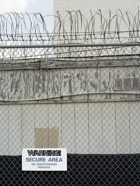 高ちゃんリンク フェンスを囲む警告サインの深南部の郡刑務所 — ストック写真