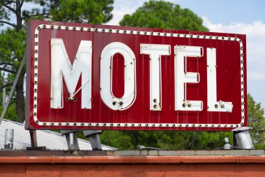 Texarcana, ABD'de eski bir bina bir vintage kırmızı motel işareti