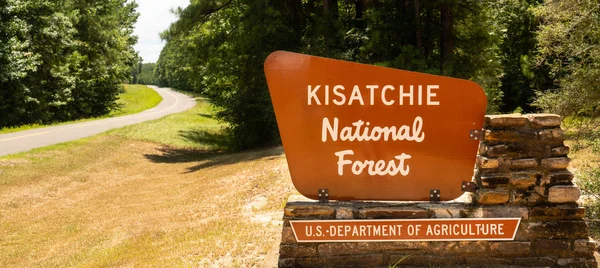 Zweispurige Straße Passiert Eingangsschild Zum Kisatchie National Forest — Stockfoto