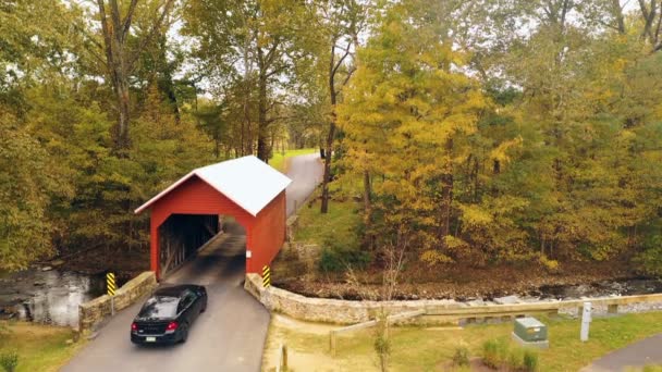 Traffico Entra Nel Roddy Road Covered Bridge — Video Stock