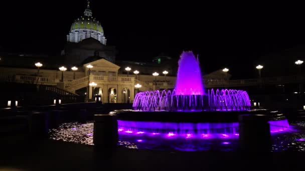 Фиолетовый Свет Наполняет Фонтан Столице Штата Пенсильвания Сша — стоковое видео