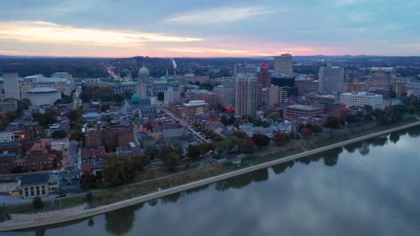 Ροζ Φως Γεμίζει Σύννεφα Πάνω Από Κράτος Capitol Της Πενσυλβανίας — Αρχείο Βίντεο