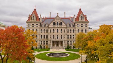 Onun keskin soğuk gün Albany New York şehir merkezinde hava görünümünde statehouse adlı