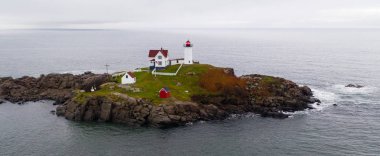 Nubble ışık kırmızı fener denizciler tehlikeli kayalar ve sörf üzerinde Atlantik Okyanusu East Coast uyardı