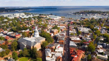Deniz Akademi kubbe ve Maryland Statehouse binalar Annapolis manzarası içinde ortalanmış sırıtmak