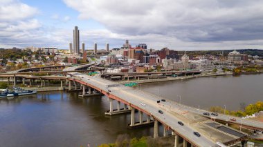 Bir an için ışık Hudson Nehri ve Downtown Albany eyalet başkenti bulutlu gökyüzü açık