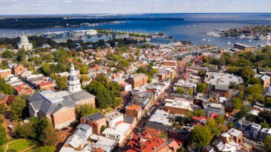 Deniz Akademi kubbe ve Maryland Statehouse binalar Annapolis manzarası içinde ortalanmış sırıtmak