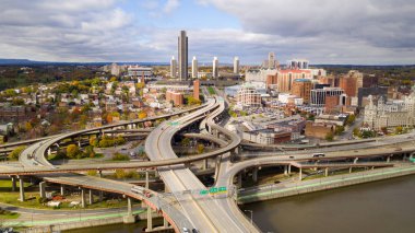 Bir an için ışık Hudson Nehri ve Downtown Albany eyalet başkenti bulutlu gökyüzü açık