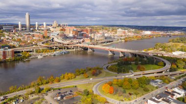 Bir an için ışık Hudson Nehri ve Downtown Albany eyalet başkenti bulutlu gökyüzü açık