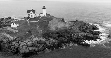 Nubble ışık kırmızı fener denizciler tehlikeli kayalar ve sörf üzerinde Atlantik Okyanusu East Coast uyardı