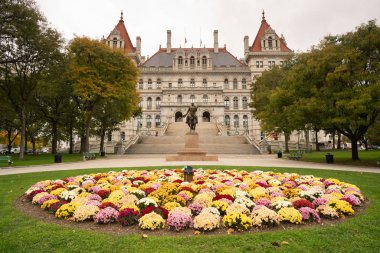 Albany'deki New York statehouse önünde çimenlikte birden çok renklerde çiçekler açar