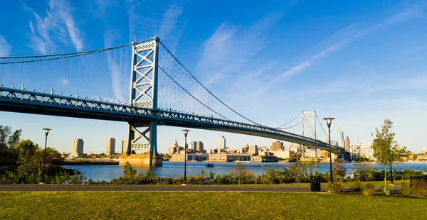 Benjamin Franklin Köprüsü Şehir Philadelphia Pennsylvania Içine Üzerinde Mavi Gökyüzü — Stok fotoğraf