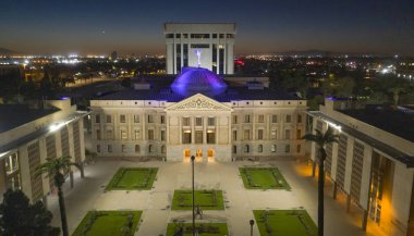 Arizona Capitol Phoenix ABD'de bina çatısı mavi ışık yanar