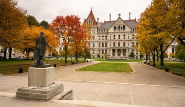 Albany'deki New York statehouse önünde çimenlikte tam boyut heykel