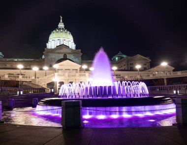 Yapay ışıkla aydınlatılmış ortamlarda Harrisburg Pa eyalet başkenti, Capitol kubbe Çeşme eklenir