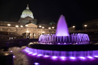 Yapay ışıkla aydınlatılmış ortamlarda Harrisburg Pa eyalet başkenti, Capitol kubbe Çeşme eklenir