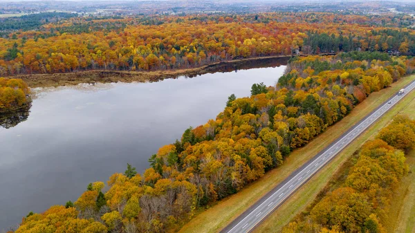 Una Gran Plataforma Camiones Semi Disfruta Color Otoño Nueva Inglaterra —  Fotos de Stock