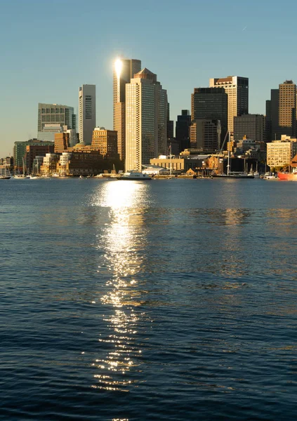 Uitzicht Boston Harbor Naar Het Verkeer Van Boot Vooropplaatsing Downtown — Stockfoto
