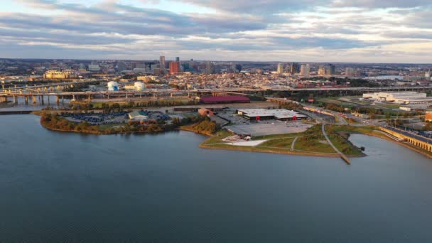 Vuelo Lento Antena Sobre Puerto Mirando Extensión Urbana Baltimore Maryland — Vídeos de Stock