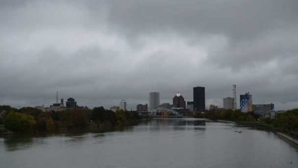 Ruchem Przecina Rzekę Arch Bridge Downtown Rochester Nowy Jork — Wideo stockowe