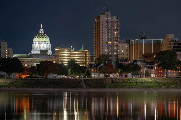 Natten Faller Den Riverfront Och Kapital Byggnad Harrisburg Pennsylvania — Stockfoto