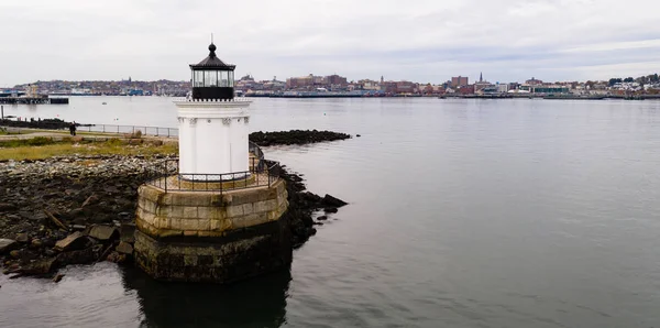 波特兰港的一盏灯塔警告水手们在大西洋东海岸的危险岩石和海浪 — 图库照片