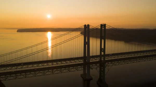 午後はワシントン州のピュー ジェット サウンド上空フェードとして一方向に橋を渡るトラフィックを支払う — ストック写真