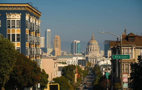 フルトン ストリートは サンフランシスコのダウンタウンの建物市庁舎に丘を下ってまっすぐ出張をリードします — ストック写真