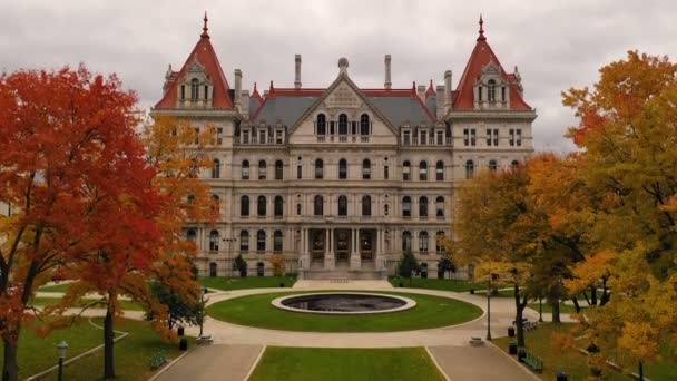 秋のシーズン ニューヨーク州議事堂ビル — ストック動画