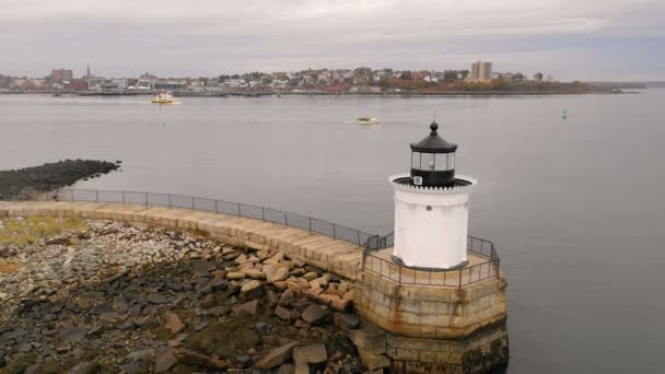 Portland Breakwater Faro Bug Light Conduce Mariners Nel Porto — Video Stock