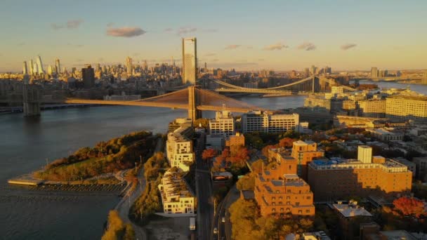 ブルックリンとマンハッタン ブリッジを渡るニューヨークのイースト リバー — ストック動画