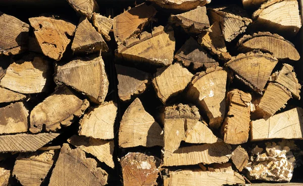 Große Stücke Getrocknetes Ausgehärtetes Brennholz Hoch Aufgetürmt Bereit Zum Verbrennen — Stockfoto