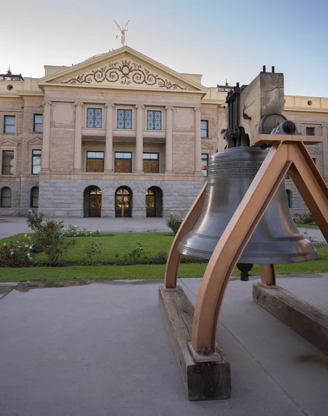 Stary Dzwon Strażnica Jest Zamontowany Chodniku Przed State Capitol Phoenix — Zdjęcie stockowe