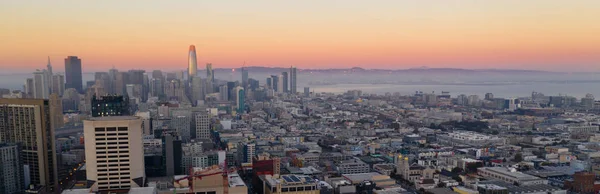 オレンジ色の色相は サンフランシスコ湾エリアに夜になると高層ビルに跳ね返るよう — ストック写真