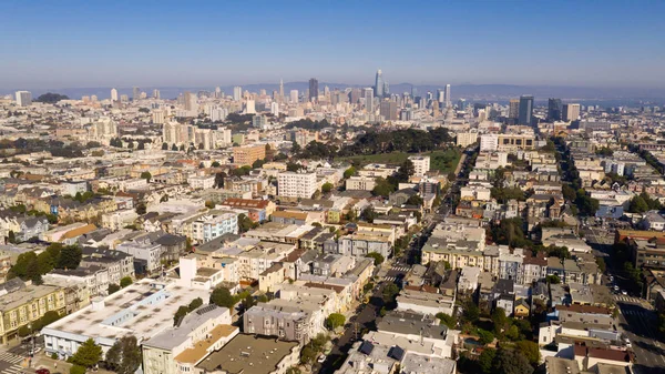 在一个晴朗的阳光明媚的下午 在旧金山的家园和社区上空 天空蔚蓝 — 图库照片