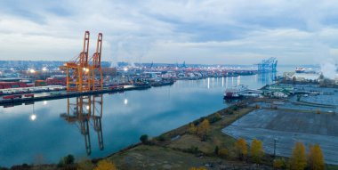 Doğa ve sanayi üzerinde gelgit Flats adlı Tacoma Washington limanda alacakaranlıkta haze oluşturmak