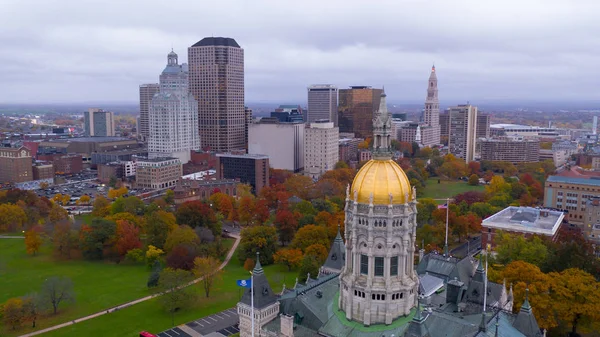 Yanan Ile Connecticut State House Üzerinde Odaklanan Bir Hava Görünümünü — Stok fotoğraf