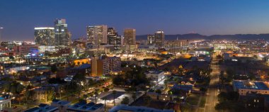 Alacakaranlık gece Phoenix Arizona şehir merkezinde kentsel çekirdek binalarda düşüyor gibi geliyor