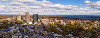 İsabet ve kentsel çekirdek New Rochelle New York aydınlatıcı bulutların arasından güneş tatili