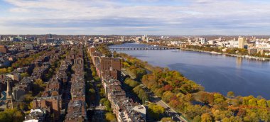Bina satırlarının Charles River yol bu havadan görünümü Güney Boston Common vermek