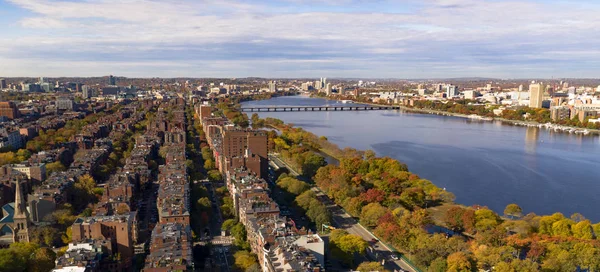 Häuserzeilen Weichen Diesem Luftbild Südlich Von Boston Dem Fluss Charles lizenzfreie Stockfotos